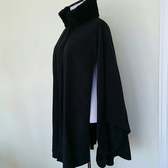 Faux fur collared black chic cape in women. - Picture 6 of 8